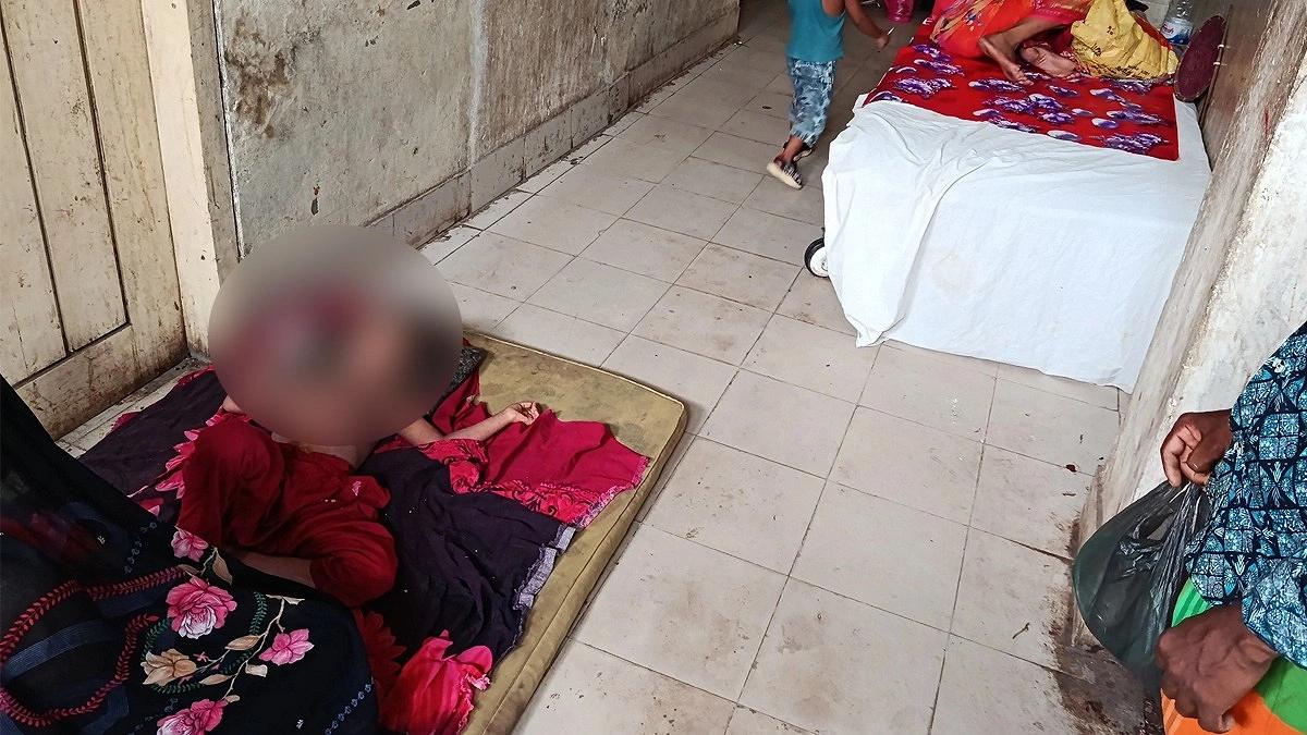 হামে আক্রান্ত শিশুর চাপ হাতিয়া স্বাস্থ্য কমপ্লেক্সে, মেঝেতে চলছে চিকিৎসা